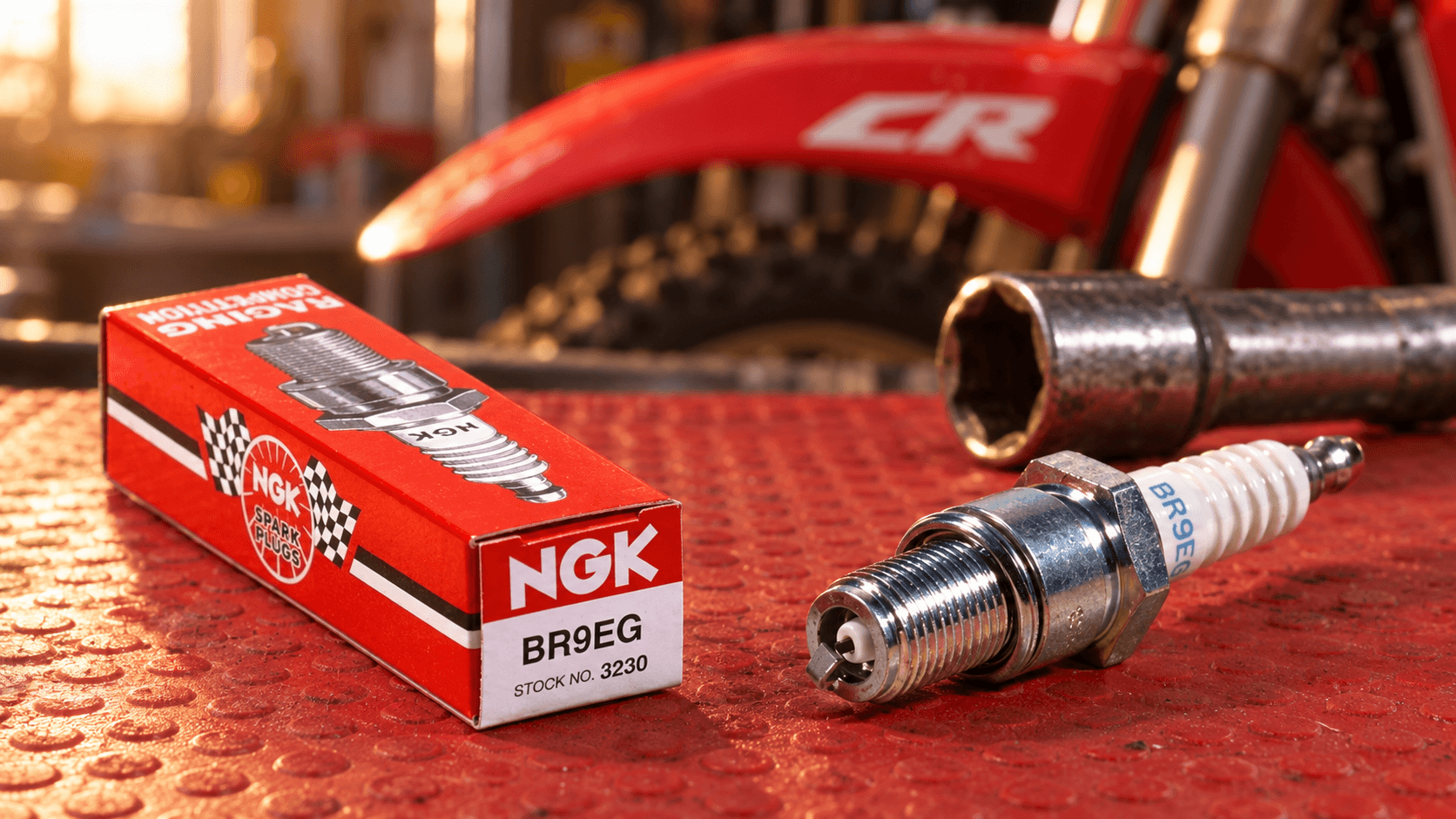 Bougie NGK BR9EG pour Honda CR sur établi de motocross