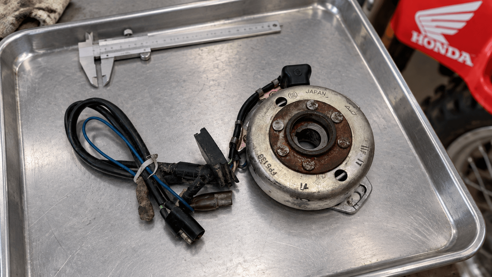 Stator et rotor Honda CR vintage sur plateau d’atelier