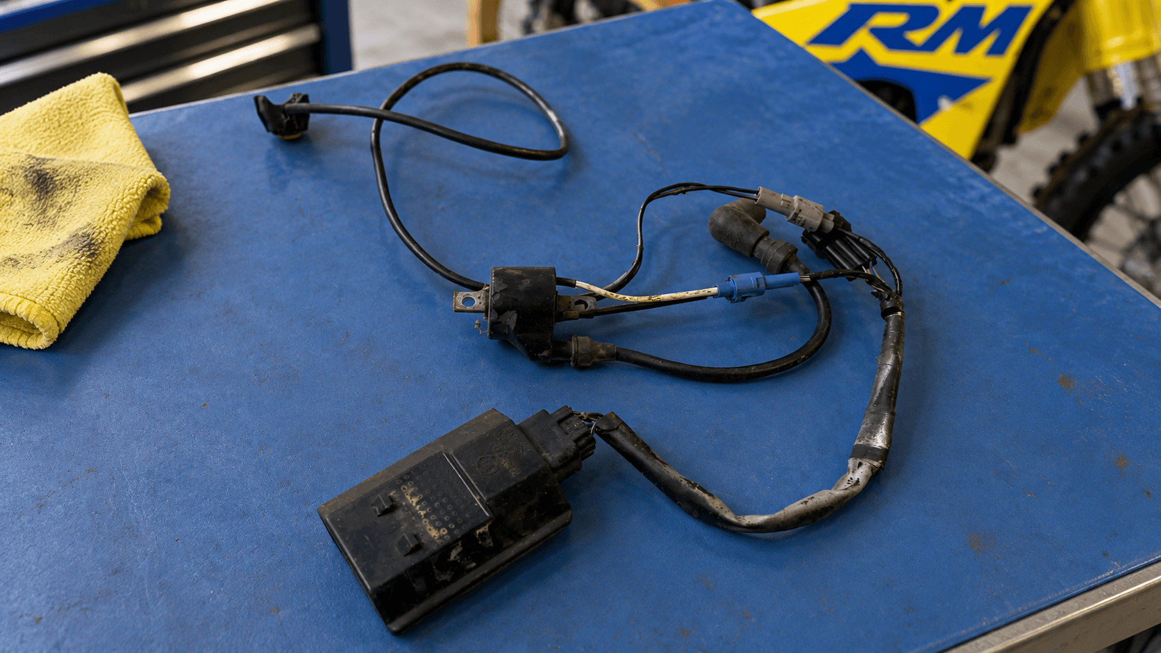 CDI, bobine et faisceau Suzuki RM 125 contrôlés en atelier
